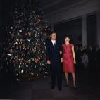Como color navideño por excelencia... que puede llevarse con elegancia si se usa con sencillez. En diciembre de 1962.
