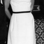 Un sencillo vestido blanco con tres líneas negras puede parecer demasiado sencillo, pero la primera dama sabía darle una vuelta y convertirlo en perfecto para una recepción en la Casa Blanca.