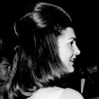 El tupé con media melena, con el pelo pulido y las puntas para dentro, se convirtió en un símbolo de Jackie Kennedy para todo: para lo informal...