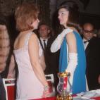 ... y para lo elegante. Lo usaba en recepciones más informales y cenas formales, como esta con la duquesa de Alba en Sevilla en 1966.