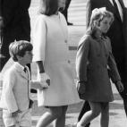 Más a finales de los años setenta, la primera dama cambió el tupé por el cardado. Aquí, en Irlanda en 1967.