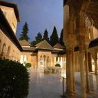 Si ya es espectacular de día, imagínate visitar la Alhambra de noche. El clásico granadino se tranforma totalmente según las luces. Por otro lado, la tranquilidad que se respira a esas horas, con apenas unos pocos visitantes, contrasta con l...