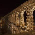 La iluminación nocturna del acueducto lo dota de una imponente majestuosidad en la ciudad castellano-leonesa. Si de día ya es asombroso, de noche puede que lo sea aún más. La calma que se respira a determinadas horas hace de este rincón uno...