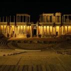 Unos 15 años antes del nacimiento de Cristo se inauguró el Teatro Romano de Mérida, que aún alberga obras en él. Hoy es famoso en el mundo entero y es Patrimonio de la Humanidad según la Unesco, por lo que de día siempre habrá muchas vis...