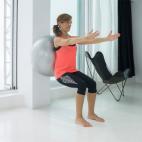 Esta variante permite que las piernas queden a 90º cuando nos sentamos, logrando reclutar mejor a todos los músculos de las extremidades inferiores. * Entre 15 y 20 repeticiones.