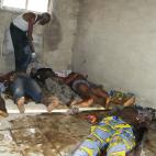 Cuerpos de personas muertas en el ataque a un ayuntamiento de nigerianos de la etnia cristiana Igbo, en el depósito de cadáveres del hospital en Mubi, en el norte de Nigeria, el pasado 7 de enero de 2012.