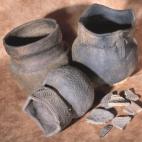 Las jarras de los recuerdos tienen su origen en la tribu africana de los Bakongo, en la que existía la creencia de que el mundo físico estaba conectado al mundo espiritual a través del agua. Solían decorar las tumbas con objetos relacionados...