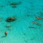 Esta pequeña cala de finísima arena blanca y aguas cristalinas es, probablemente, lo más parecido al paraíso. En la costa del sur de Milos, en el archipiélago de las islas Cícladas, esta cala cuenta con varias dificultades de acceso, tant...