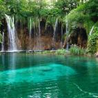 ¿Te imaginas 16 lagos de distinta altitud comunicados entre ellos por 92 cascadas y cataratas? Esta maravilla de la naturaleza existe, y se encuentra en el interior de Croacia, aunque a pocos kilómetros de la costa dálmata. Siendo el Parque N...