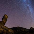 El famoso Roque Cinchado tinerfeño, en pleno centro de la isla y a pocos metros del Teide, impresiona más de noche que de día. Esta curiosa formación rocosa contrasta sobre una espectacular manta de estrellas, algo muy habitual en las Islas...