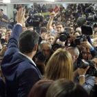 El secretario general del PSOE y candidato a la presidencia del Gobierno, Pedro Sánchez (2i. de espaldas), saluda a los simpatizantes tras su comparecencia esta noche en la sede de los socialistas, en la calle Ferraz, para hacer balance de los ...