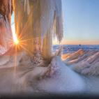 El sol del atardecer brilla a través del hielo en la costa helada de Lake Superior (Estados Unidos), que el miembro de Your Shot Ernie Vater atravesó para llegar hasta aquí. "Parte de la belleza de este lugar es el silencio", escribe sobre la...