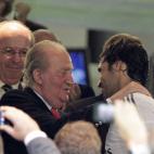 El rey Juan Carlos estuvo presente en el palco del Bernabéu. Antes del partido, se abrazó con Raúl