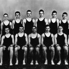 John F. Kennedy (tercero por la izquierda en la fila superior) junto a sus compañeros en el equipo de natación en Harvard, en 1935.