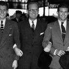 Kennedy padre, embajador de EEUU en Reino Unido, junto a John F. (izquierda) y Joseph Jr., en Londres el mismo año.