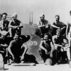 Sonriente y sin camiseta (derecha), John Kennedy sirvió en el ejército de EEUU durante la II Guerra Mundial.