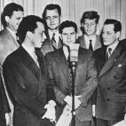 Dos futuros presidentes, Kennedy (tercero por la derecha) y Nixon (primero por la derecha), junto a otros congresistas en Washington. Año 1947.