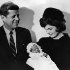El 10 de diciembre de 1960 nace el primer hijo de la pareja, John F Jr.