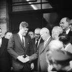 Kennedy se reunió en dos ocasiones con el presidente de la URSS Nikita Khrushchev para tratar temas como la carrera espacial o el desarrollo armamentístico. En la imagen, los dos líderes están en Viena en junio de 1961.