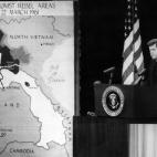 Kennedy continúa la guerra en Vietnam empezada por Eisenhower, aunque su secretario de Defensa afirmó que tenía previsto reducir las tropas desplegadas en la zona.