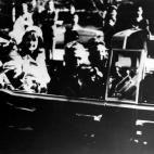John F. y Jaqueline Kennedy desfilan por Dallas rodeados de guardaespaldas el 22 de noviembre de 1963. Minutos después, el presidente fue asesinado.