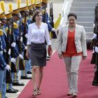 A su llegada al aeropuerto de Comayagua, Honduras, recibida por la primera dama del país, Ana García