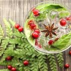 Aquí el sabor es lo de menos, se trata de un tradicional gin tonic decorado con un toque muy navideño. Lo que importa son los colores: rojo (grosellas), cobre y verde. Ingredientes: 5 cl de ginebra, una tónica Schweppes azahar y lavanda. Y p...