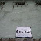 Ventanas enrejadas de las celdas de la Gestapo en Mauthausen, encima del letrero del crematorio.