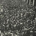 Centenares de prisioneros desnudos a la espera de una desinfección general en el campo nazi de Mauthausen