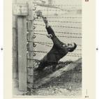 Un prisionero de Mauthausen muerto junto a una de las alambradas electrificadas del campo nazi.