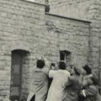 Un grupo de prisioneros derriba el símbolo nazi instalado en la entrada del campo de Mauthausen, el mismo día de la liberación