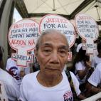 Narcisa Claveria, de 87 años, protesta durante una manifestación en la que mujeres que como ella, fueron utilizadas como esclavas sexuales por el ejército nipón, exigen una disculpa a Japón con motivo del 70 aniversario del final de la guer...