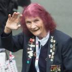 Una de las veteranas de la Segunda Guerra Mundial saluda a los fotógrafos en el acto celebrado en Londres. 