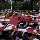 Un grupo de manifestantes en Corea del Sur destroza una bandera de Japón. La indignación ha sido importante al ver que, en este 70º aniversario, Tokio "no se ha disculpado propiamente" por el daño generado en la Segunda Guerra Mundial en la ...
