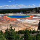 Parece un ojo, tan redonda, colorida y azul, pero es una piscina natural. La Gran Fuente Prismática del Parque Nacional de Yellowstone (EEUU) es la tercera fuente de aguas termales más grande del mundo, con 90 metros de ancho y 50 de profundid...