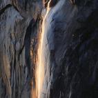 No es un río de fuego ni lava que sale de la montaña. Es la cascada Horsetail (cola de caballo) en el Parque Nacional de Yosemite, en California. El agua cae del monte El Capitán en invierno y al principio de la primavera. En febrero, con las...