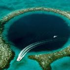 Este pozo del mundo, considerado Patrimonio de la Humanidad, es un gran sumidero marino en el centro del arrecife Lighthouse, un pequeño atolón ubicado a 100 kilómetros de la costa continental y la Ciudad de Belice. Cuenta con más de 300 m...