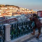 ¡Qué completa es Lisboa! Sus calles son un placer que merece mucho la pena recorrer a pie. Los barrios de Alfama y Chiado son, posiblemente, la mejor manera de conocer la verdadera alma de la ciudad. Ver más fotos aquí.