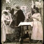 Dos mujeres haciendo la colada con el pecho al descubierto, mientras un hombre se acerca. Daguerrotipo estereoscópico coloreado a mano. 1850.