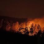 Uno de los incendios forestales en los montes próximos a la sierra de Ibio, donde esta uno de los focos de fuego que se han registrado en la región en las últimas horas