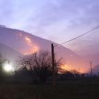 Fuego en los montes próximos a la localidad de Barcena Mayor, Cantabria