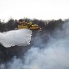 Uno de los hidroaviones que han estado participando en la extinción de uno de los incendios forestales en los montes próximos a la localidad cántabra de Aes