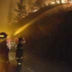 Efectivos de la UME apagan el fuego en los montes próximos a la localidad de Bárcena Mayor, Cantabria