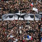 Cientos de miles de personas recorren las calles de París tras los ataques terroristas del 7 de enero en la redacción del semanal satírico Charlie Hebdo y del 9 de enero en un supermercado judío.