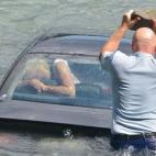Rescate de una mujer cuyo coche calló al agua en Auckland, Nueva Zelanda. Los dos agentes que le salvaron la vida dijeron que sólo hacían su trabajo.