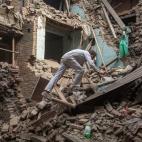 Un hombre sobre los escombros de un edificio tras el terremoto de magnitud 7,8 grados  que azotó Nepal el 25 de abril, el peor en 80 años. 