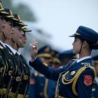 Guardias de honor chinos se preparan para la llegada del gobernador general de Nueva Zelanda en una ceremonia de bienvenida en Beijing el 21 de julio.