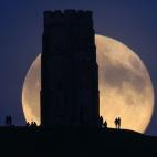 Luna llena en Glastonbury Tor, en Somerset (Reino Unido), el 31 de julio.