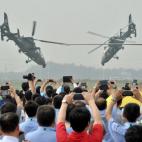 El público toma fotos de los Harbin Z-19 en la Exposición Internacional de Helicópteros en Tianjin, China.