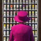 La reina Isabel II observa una vitrina con medallas durante su visita a unas dependencias del Ministerio de Defensa en Innsworth, Reino Unido.